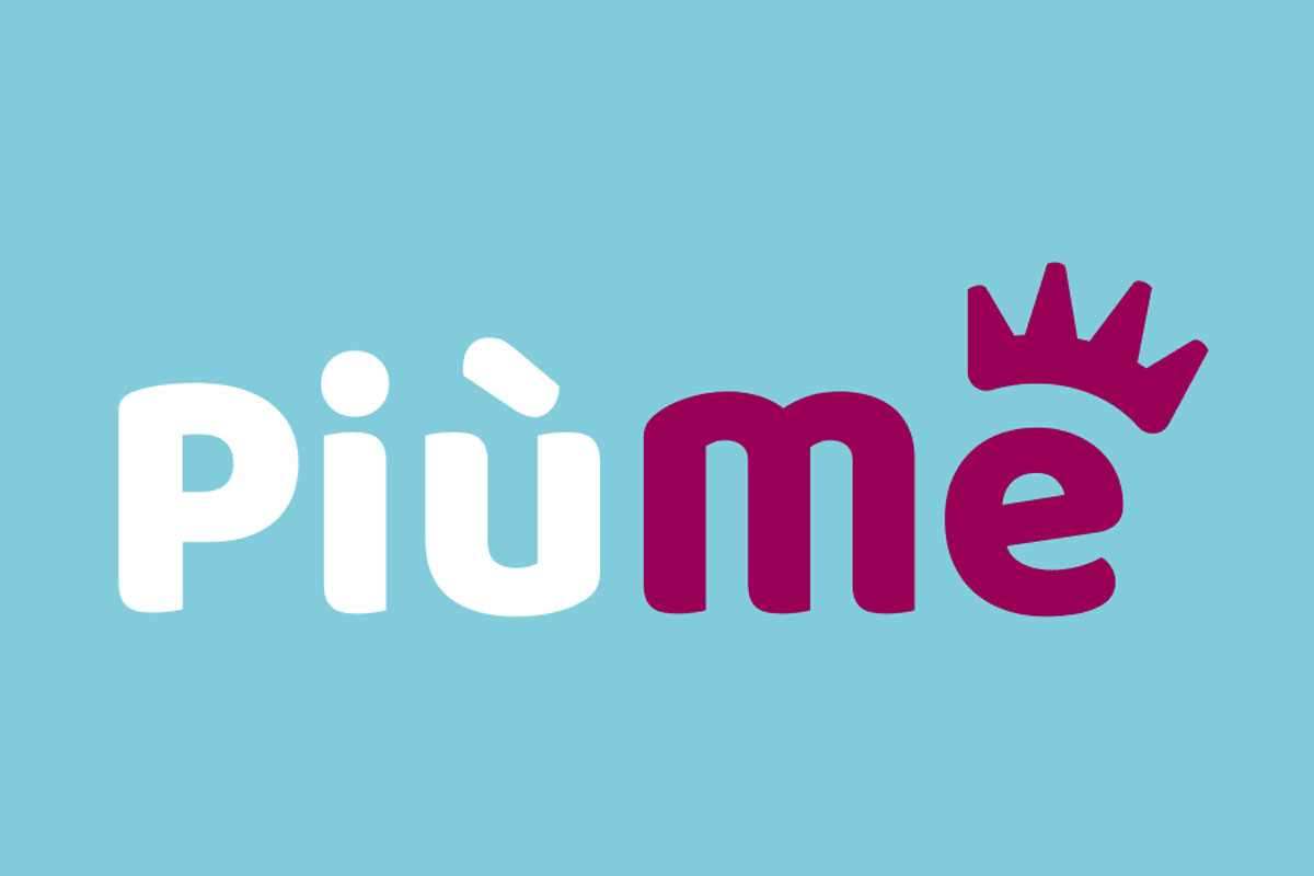 Logo del brand PiùMe con scritta bianca e viola su sfondo azzurro, parte del progetto acquisito da Conad Nord Ovest.
