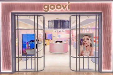 Ingresso del primo store monomarca Goovi a Torino, con vetrine in vetro, insegna luminosa e interni in stile moderno.