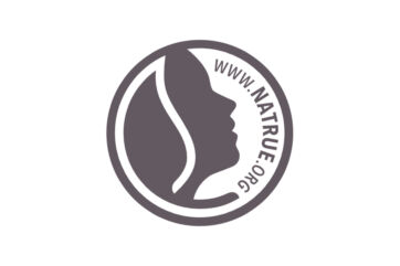 Logo ufficiale NATRUE per la certificazione di cosmetici naturali, con profilo stilizzato e sito web www.natrue.org.