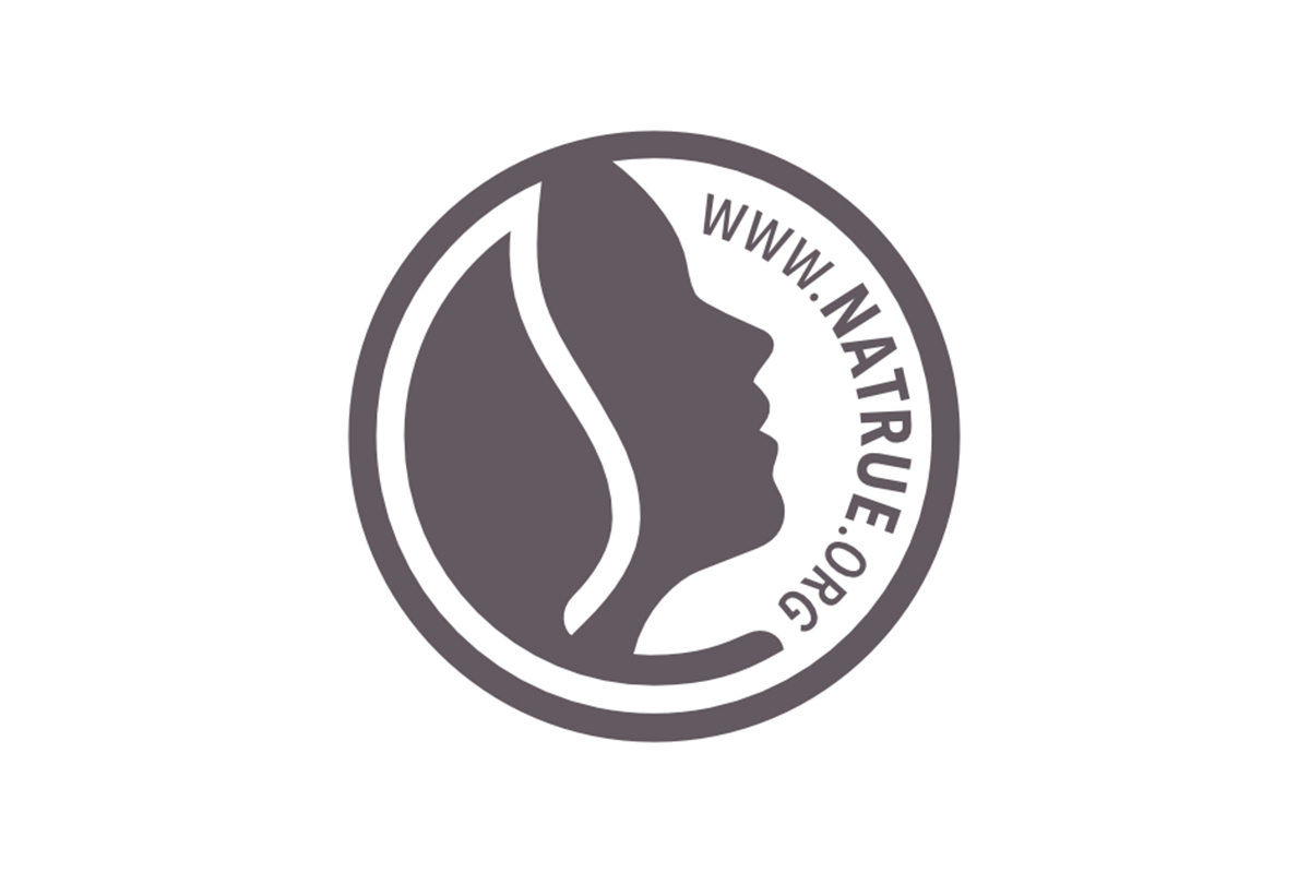 Logo ufficiale NATRUE per la certificazione di cosmetici naturali, con profilo stilizzato e sito web www.natrue.org.