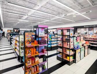 Interno di un negozio Sephora con scaffali di prodotti cosmetici e Beauty Studio, ideale per le Quiet Hours.