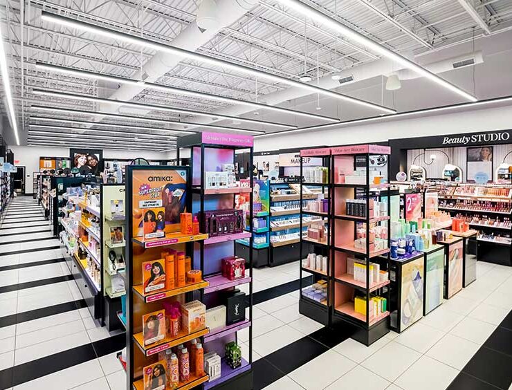 Interno di un negozio Sephora con scaffali di prodotti cosmetici e Beauty Studio, ideale per le Quiet Hours.