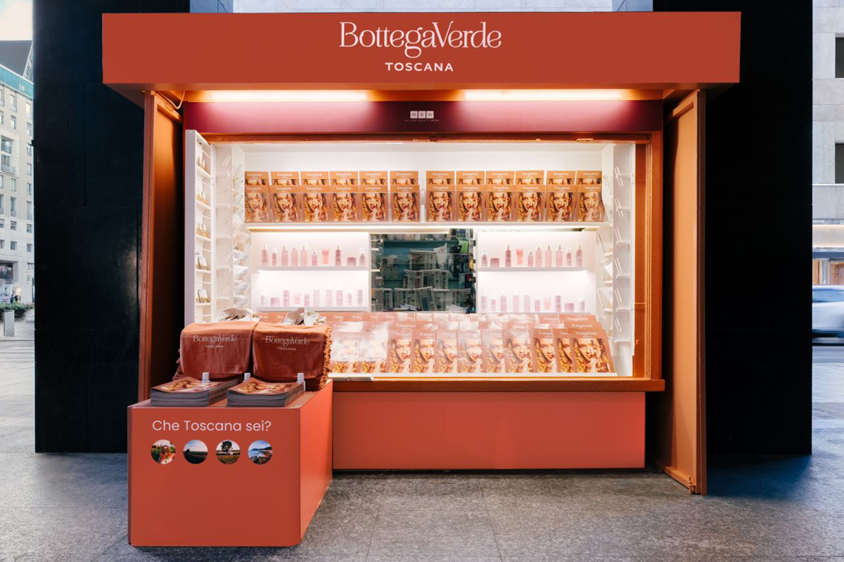 Negozio Bottega Verde Toscana: insegna del brand, espositori di cosmetici e scaffali con prodotti in vetrina.