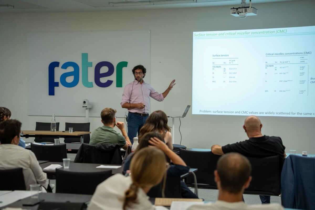 Fater School of Formulation: relatore presenta AI e innovazione nel personal care a una platea di professionisti.