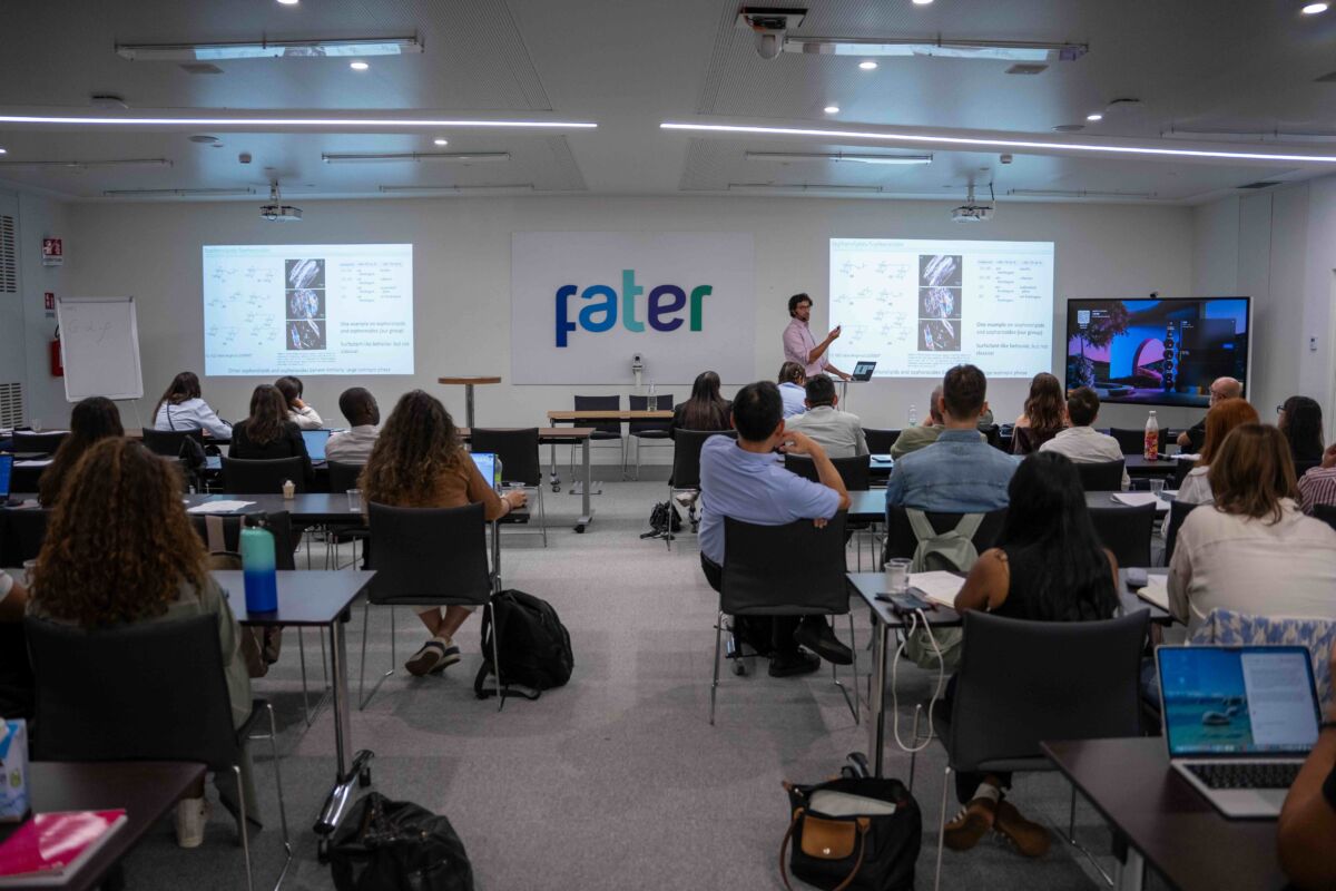Fater ospita la School of Formulation: sala conferenze con relatore e slide su AI e innovazione nel personal care