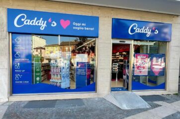 Facciata punto vendita Caddy's con insegna blu, vetrina profumeria, make-up e igiene casa, ingresso Gruppo VéGé