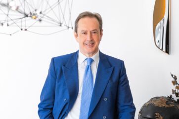 Angelo Mastrolia in abito blu: volto della crescita semestrale NewPrinces