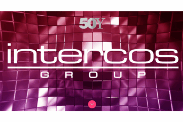 Logo Intercos Group su sfondo astratto color magenta con scritta 50Y celebrativa per il cinquantesimo anniversario.