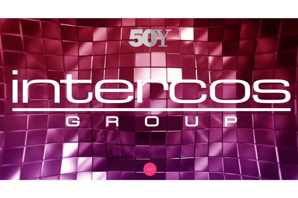 Logo Intercos Group su sfondo astratto color magenta con scritta 50Y celebrativa per il cinquantesimo anniversario.