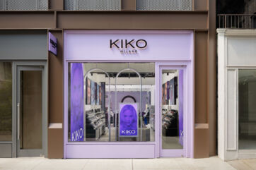 Negozio Kiko Milano a New York: facciata lilla con insegna Kiko e vetrine con poster viola.