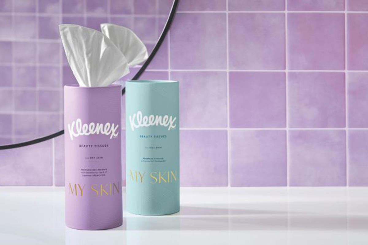 Kleenex Beauty Tissues in confezione lilla e azzurra su piastrelle viola: fazzoletti per il viso My Skin.