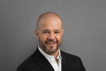 Luca Della Nesta, nuovo Country General Manager di Sephora Italia, in un ritratto professionale su sfondo grigio.