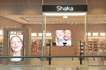 Ingresso del nuovo negozio Shaka a Cremona: insegna luminosa, vetrine e display digitali