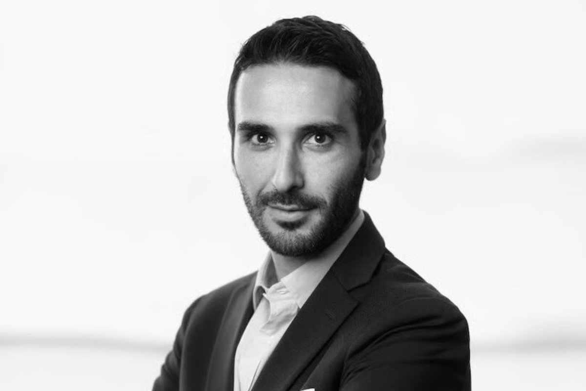 Ritratto in bianco e nero di Andrea Ziella, nuovo responsabile per L’Oréal Italia di Maybelline e NYX Professional Makeup.