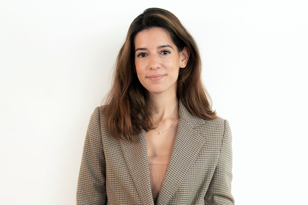 Ritratto di Valerie Kruck, nuova Head of HR di Beiersdorf, in blazer check su sfondo bianco.