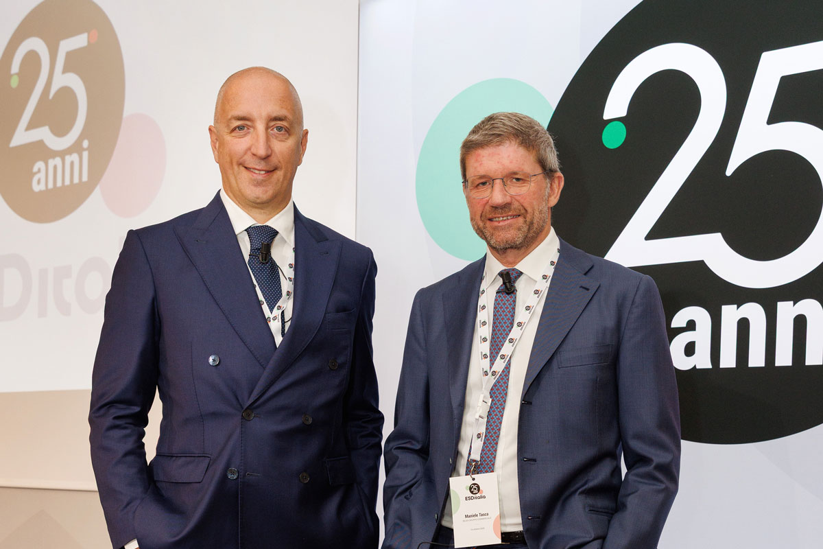Presidente Orrigoni e DG Tasca del Gruppo Selex in abito scuro davanti a grafica 25 anni ESD Italia.