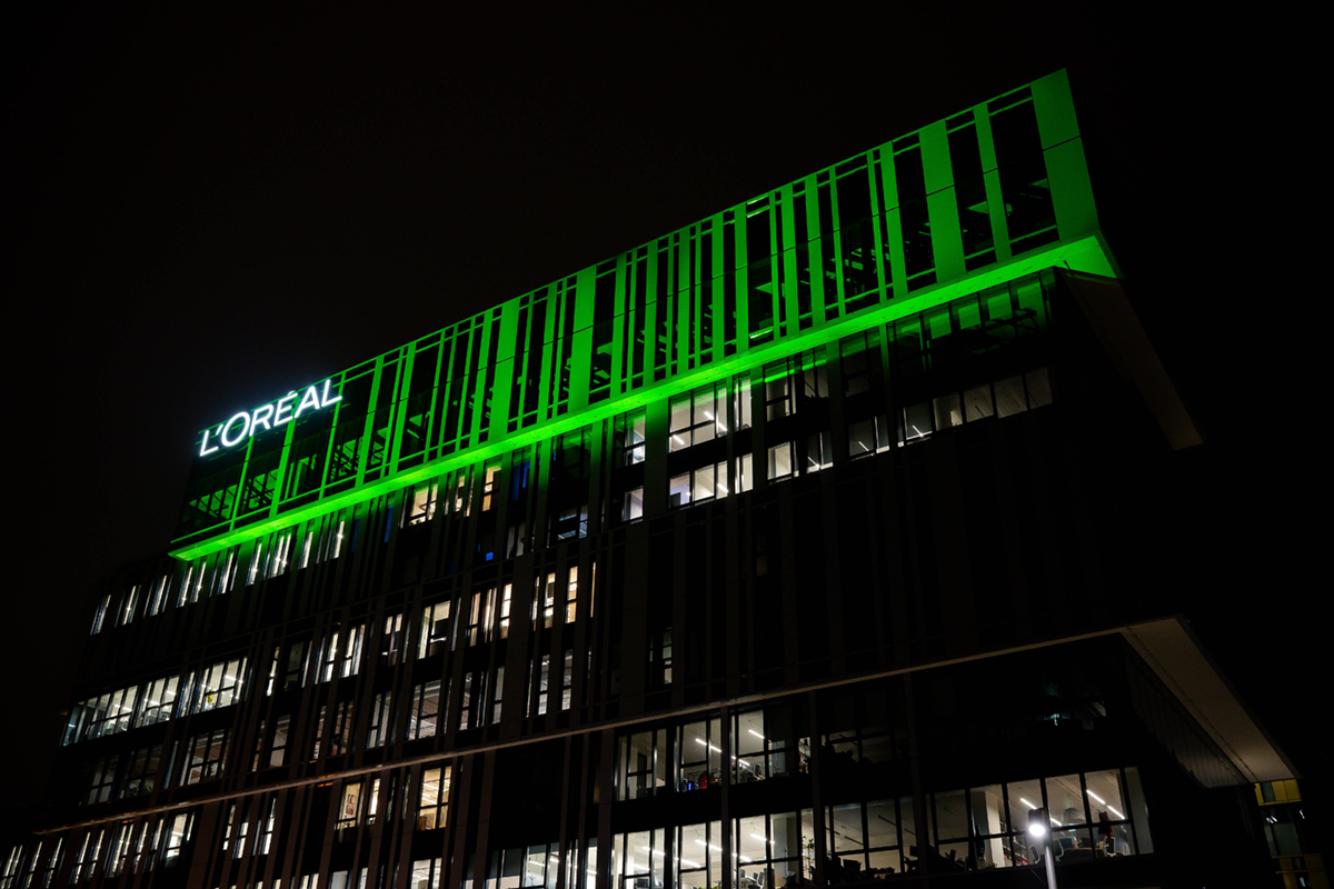Sede L'Oréal Italia illuminata di verde per la Giornata Mondiale della Salute Mentale