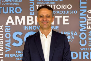 Luca Lattuada nuovo Direttore Risorse Umane Coop Alleanza 3.0 ritratto sorridente in giacca blu