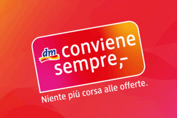 Logo dm e scritta conviene sempre su sfondo rosso-arancio, con testo Niente più corsa alle offerte per prezzi stabili.