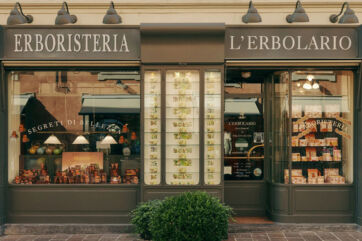 Vetrina negozio L'Erbolario: insegna Erboristeria, prodotti cosmetici naturali in esposizione. Franchising cura della persona