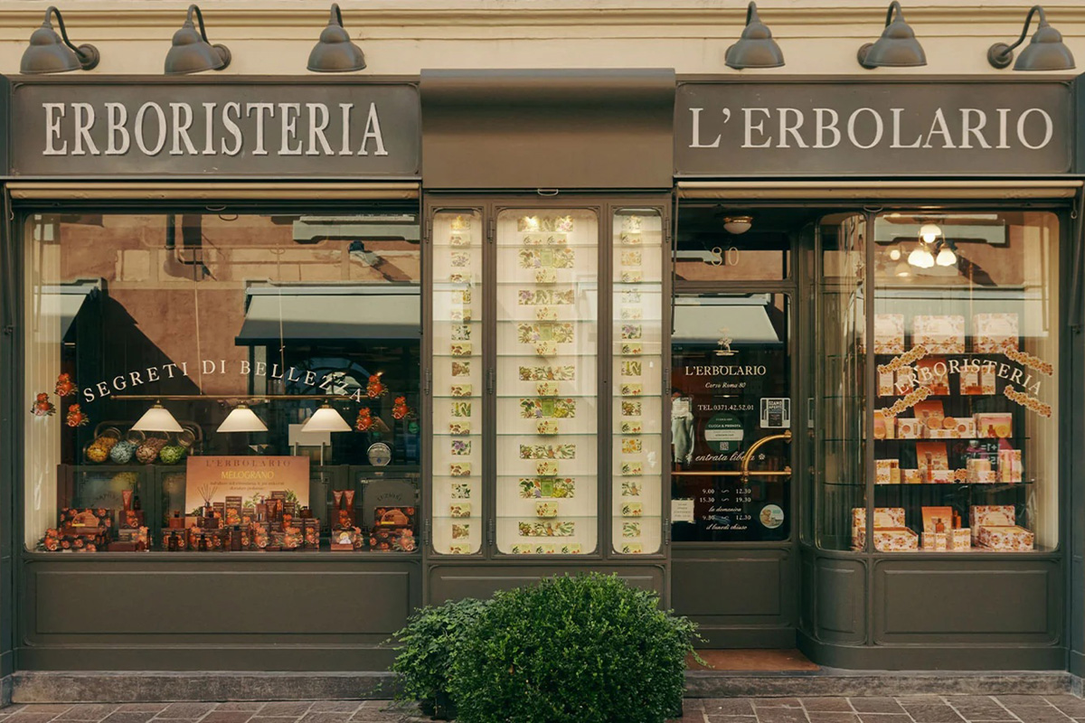 Vetrina negozio L'Erbolario: insegna Erboristeria, prodotti cosmetici naturali in esposizione. Franchising cura della persona