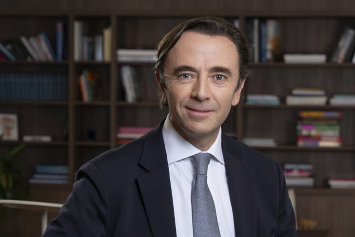 Ritratto di Luzzatto-Giuliani, nuovo responsabile Corporate Affairs di L'Oréal Italia, in giacca e cravatta.