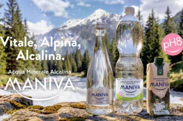 Bottiglie di acqua minerale alcalina Maniva su sfondo alpino, partnership nel basket italiano