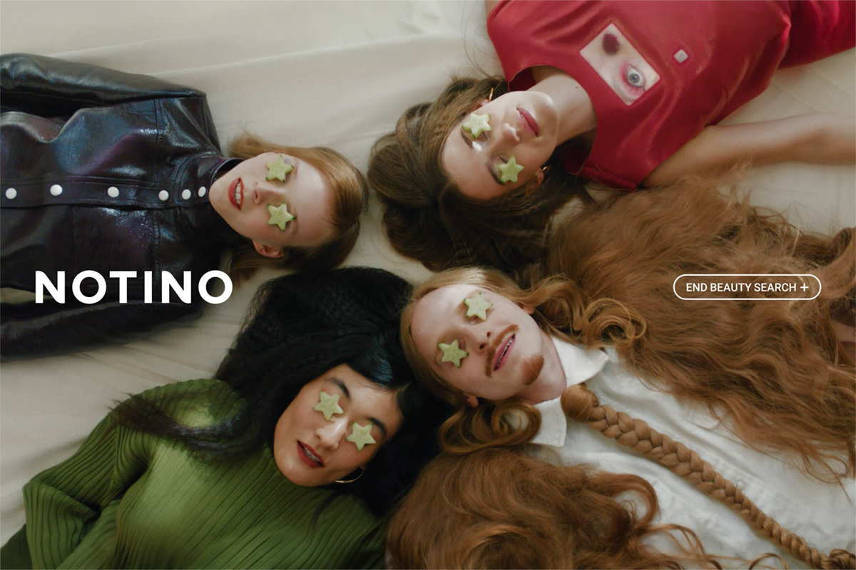 Quattro donne distese con stelle verdi sul viso e logo Notino: campagna Calm Down Beauty